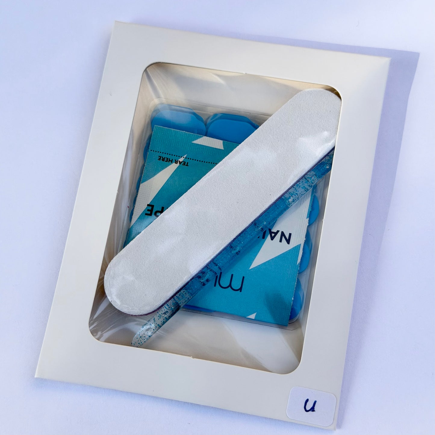 Kit de pose pour faux ongles avec gel pads bleus taille U adapté aux ongles naturels longs.