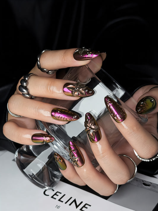 Faux ongles Amarante avec fleurs sculptées en relief et reflets métalliques prune et bronze .