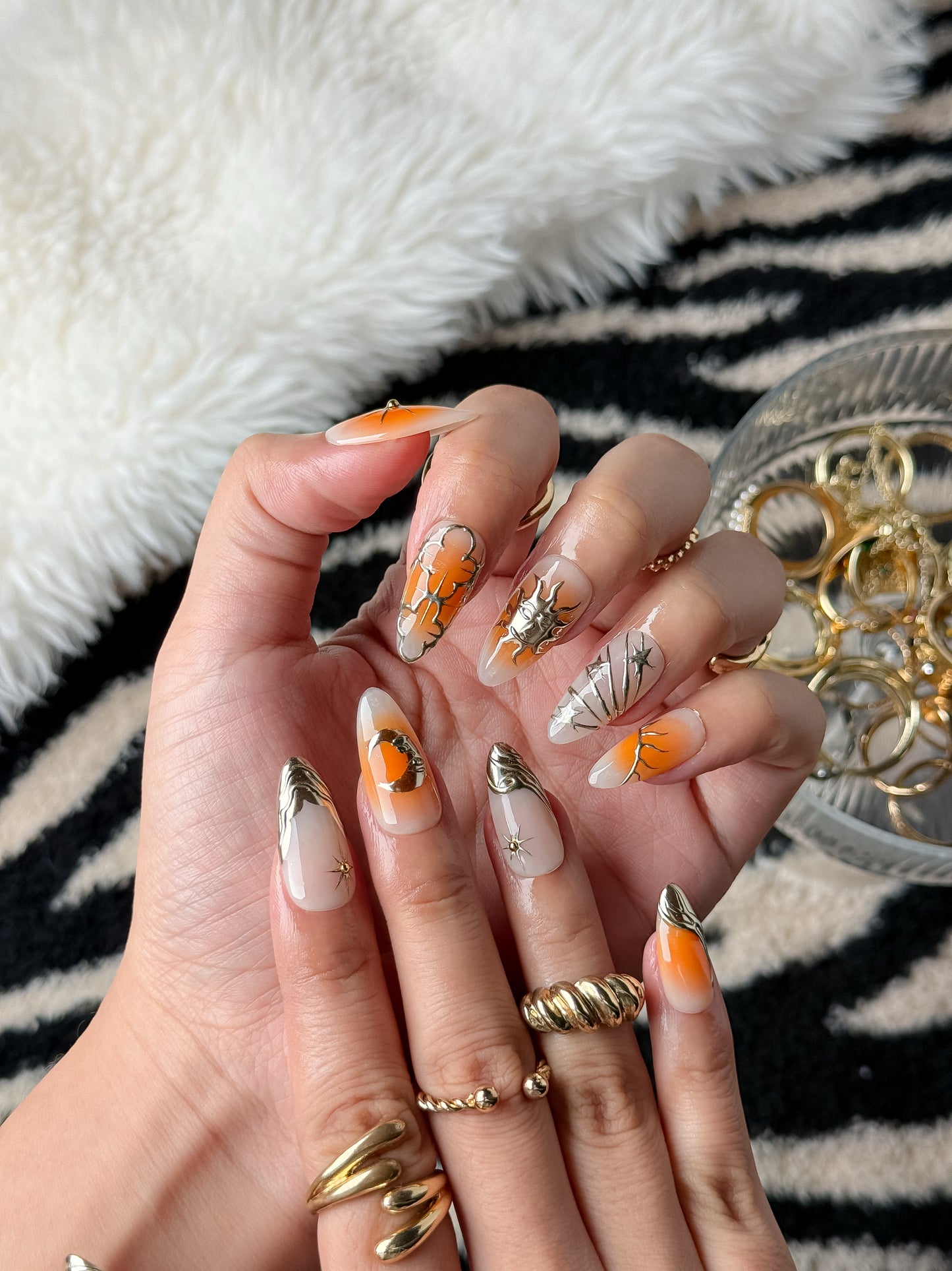 NailMusee Asteria – manucure press-on cosmique orange et dore