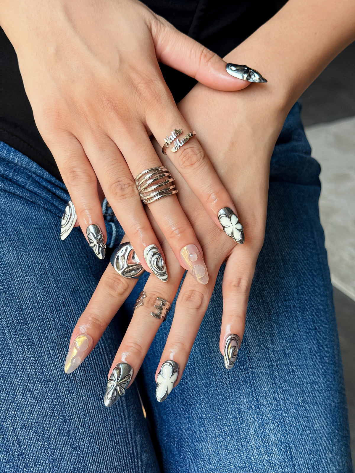 Chrome Daisy press on nails portés avec effet chrome argenté, fleurs en relief et détails transparents