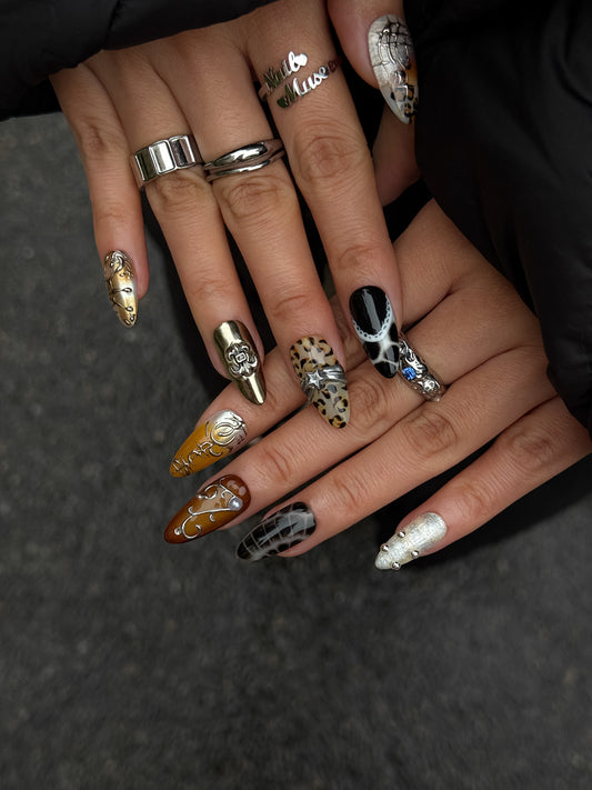 Détail motif léopard brun et chrome argenté