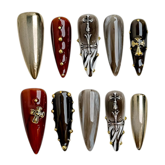 Faux ongles press-on gothiques Croix de Cendre avec croix métalliques et finitions chrome