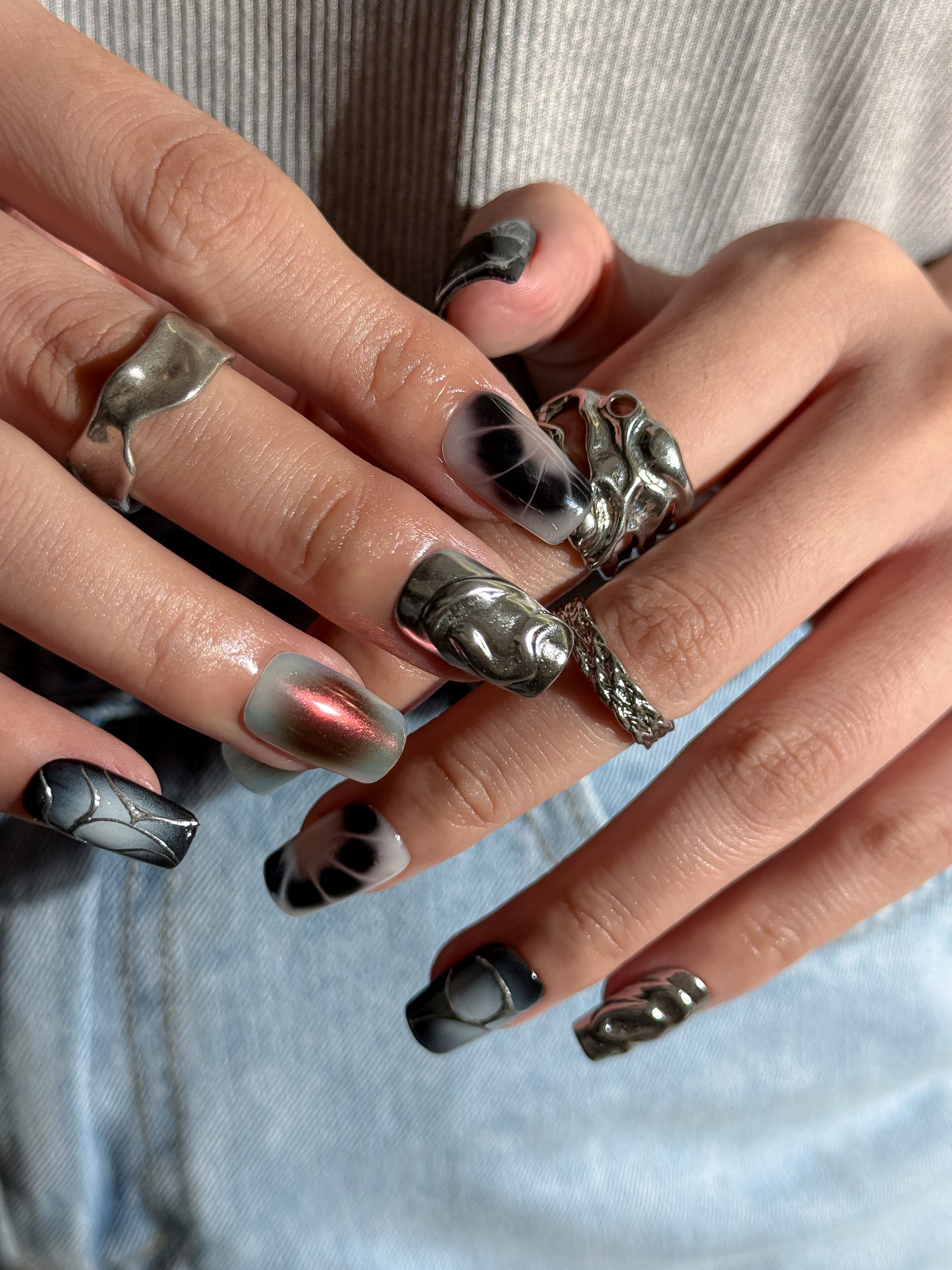 Manucure press-on Eclipse de NailMusee portée, look audacieux et futuriste