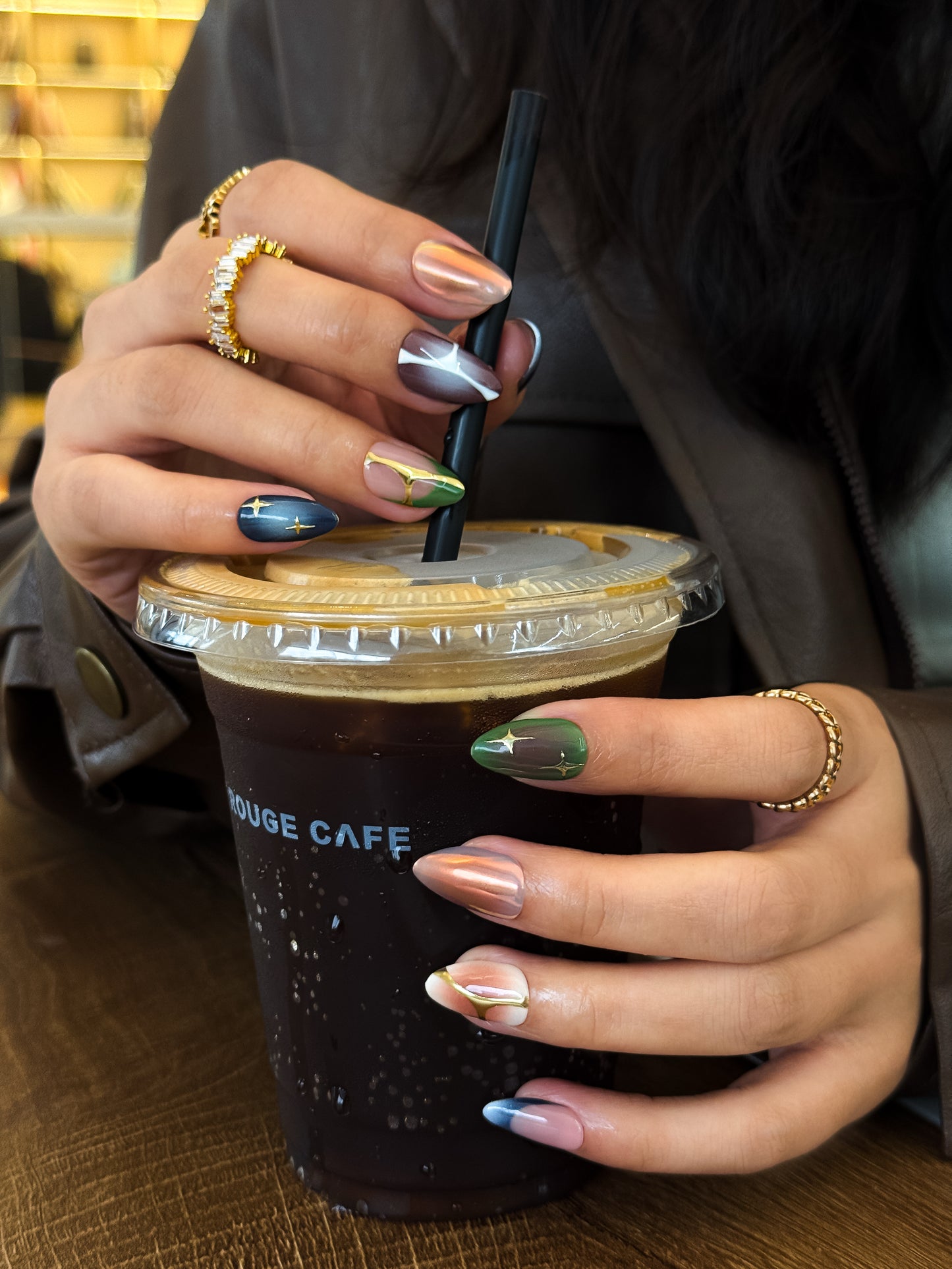 Détail du dégradé doux et des touches dorées du modèle Irisia – NailMusee