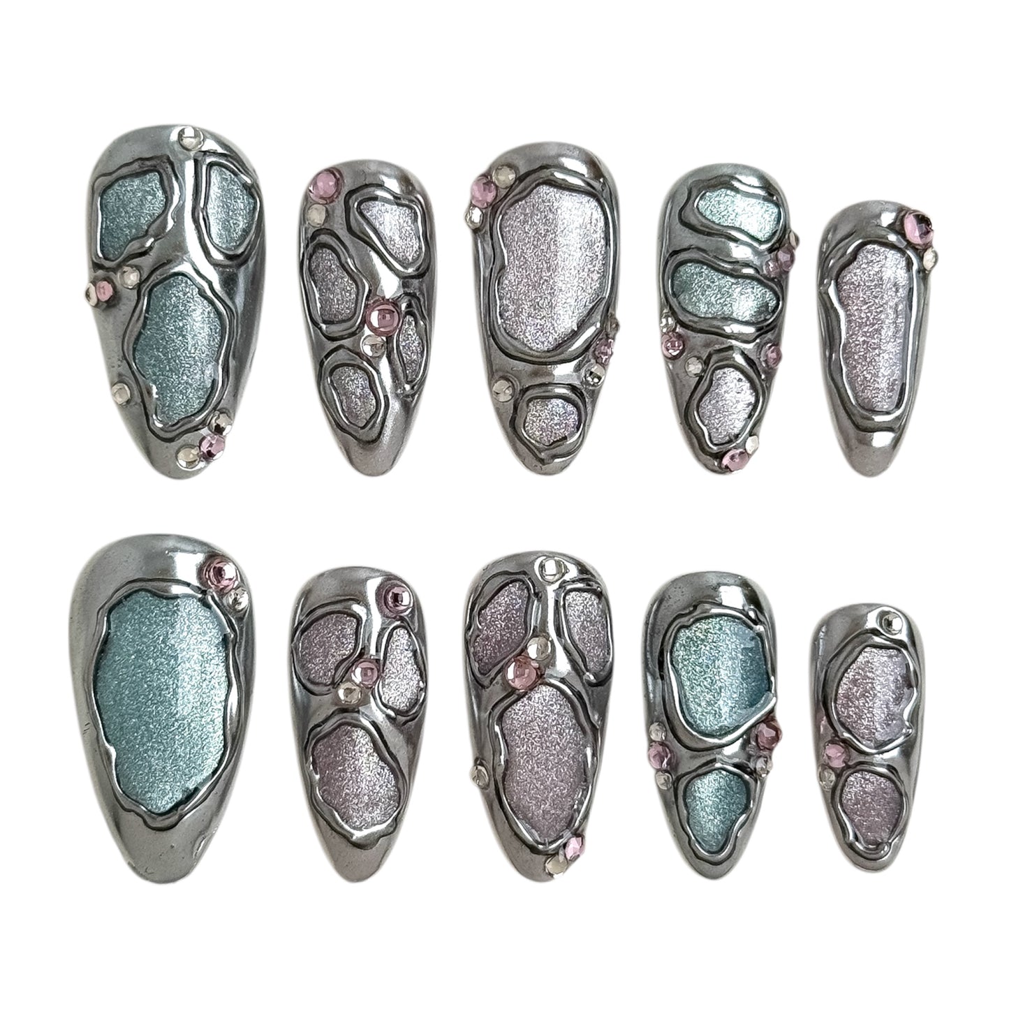 Détail des faux ongles Jolie Chrome avec finition chrome liquide et reflets nacrés bleutés et rosés
