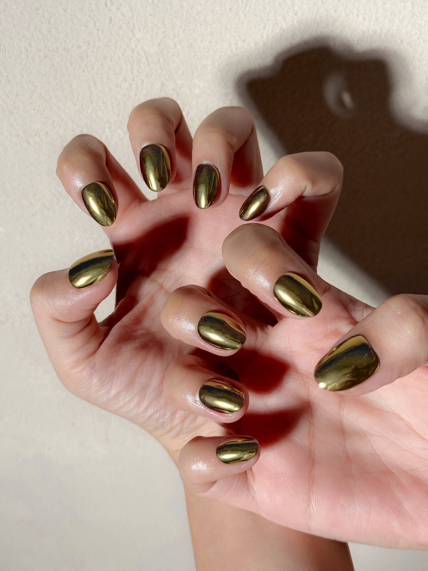 Ongles dorés effet miroir Miroir d’Or par NailMusee