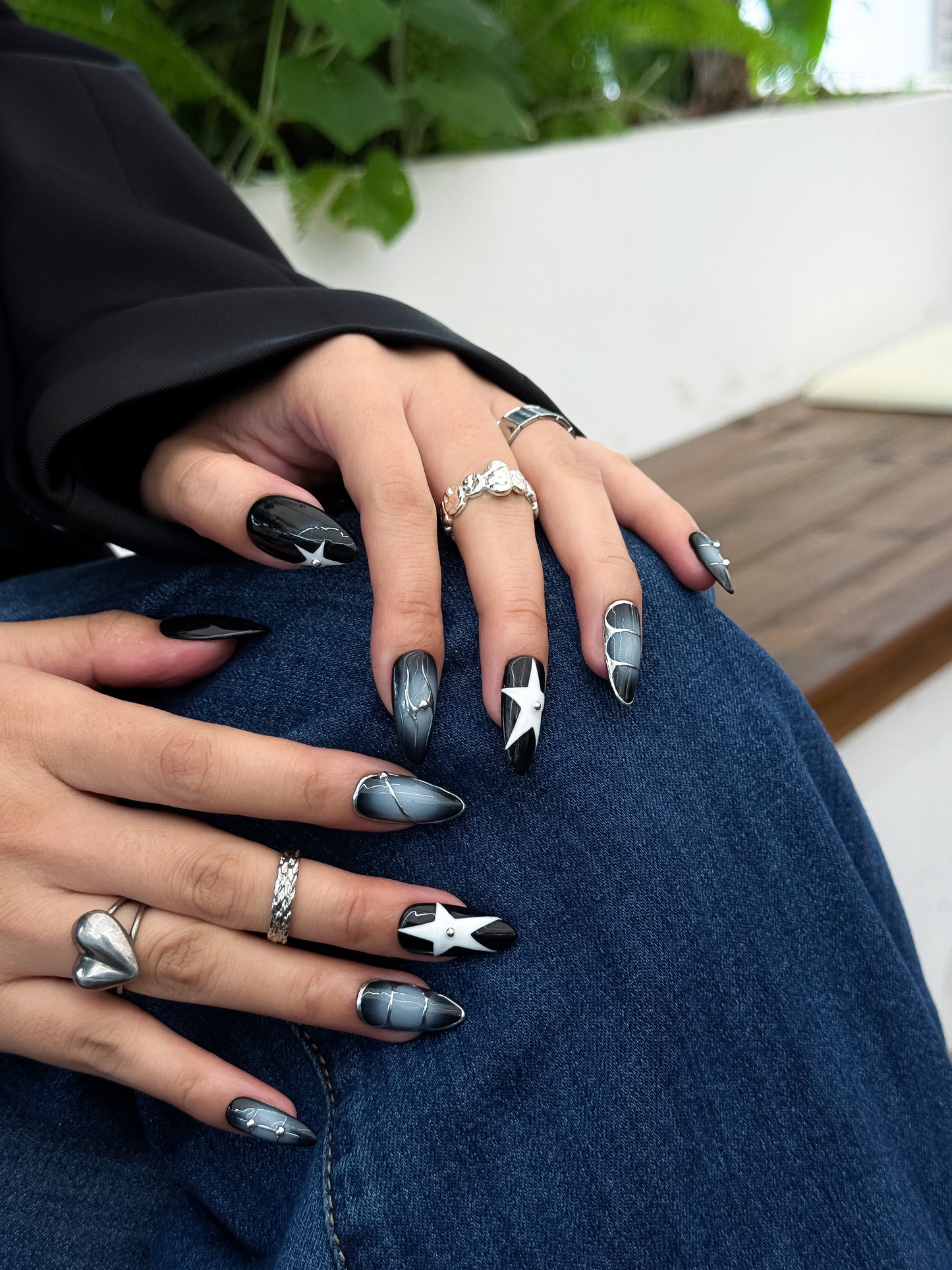 Press-on nails Noir Étoilé, look futuriste et élégant par NailMusee
