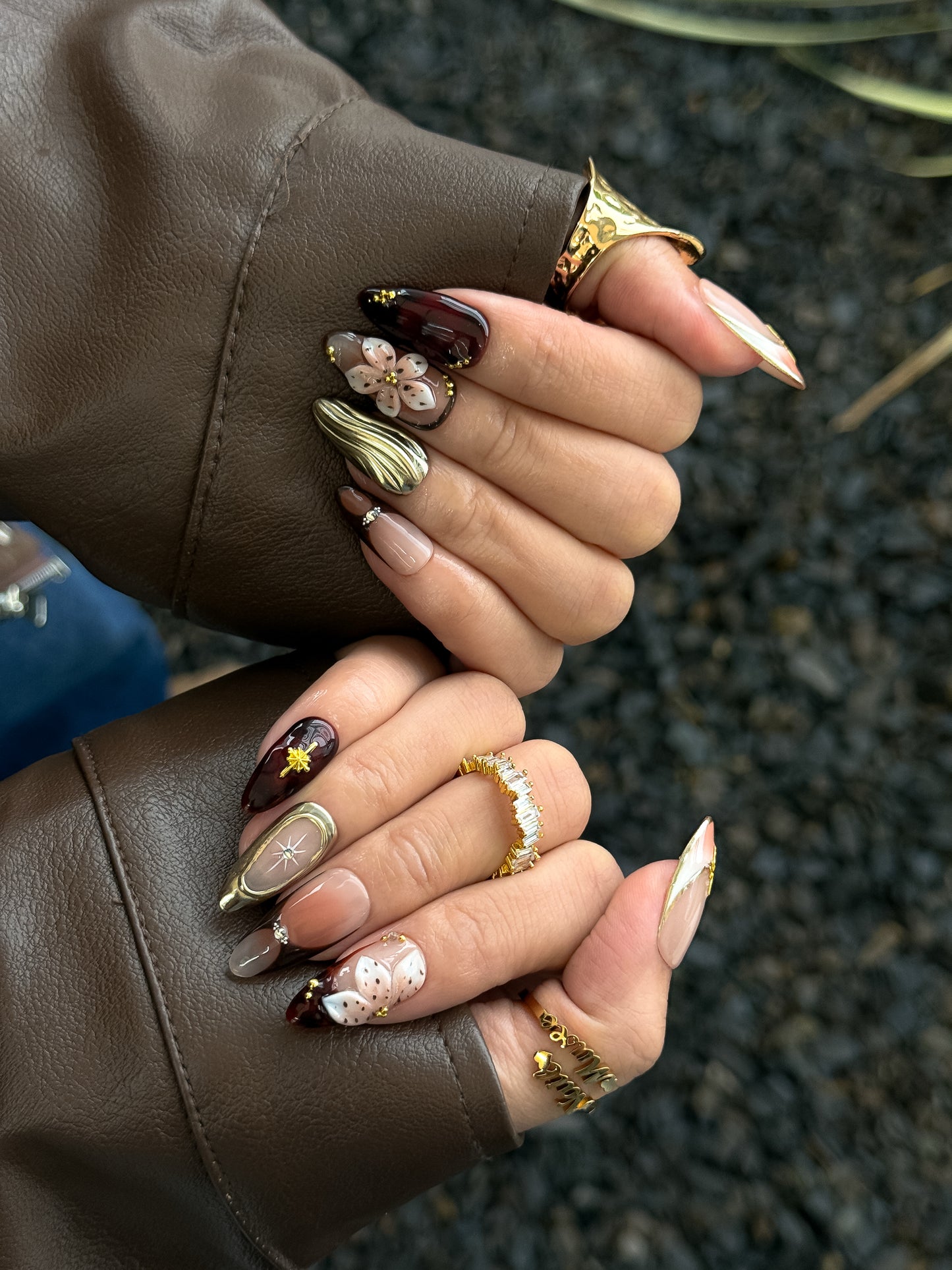 port des ongles fleur tardive, marron profond et reflets dorés