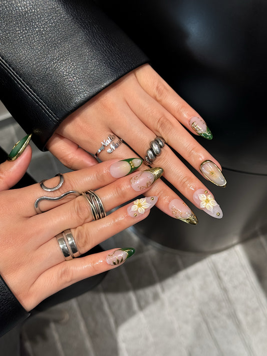 Ongles press-on vert émeraude portés, finition brillante effet salon