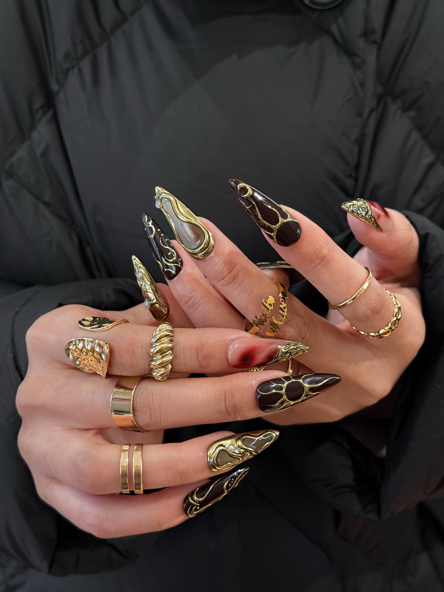 Détail du design Or Obscur avec effet métal liquide doré et bordeaux,ongles press-on fait main
