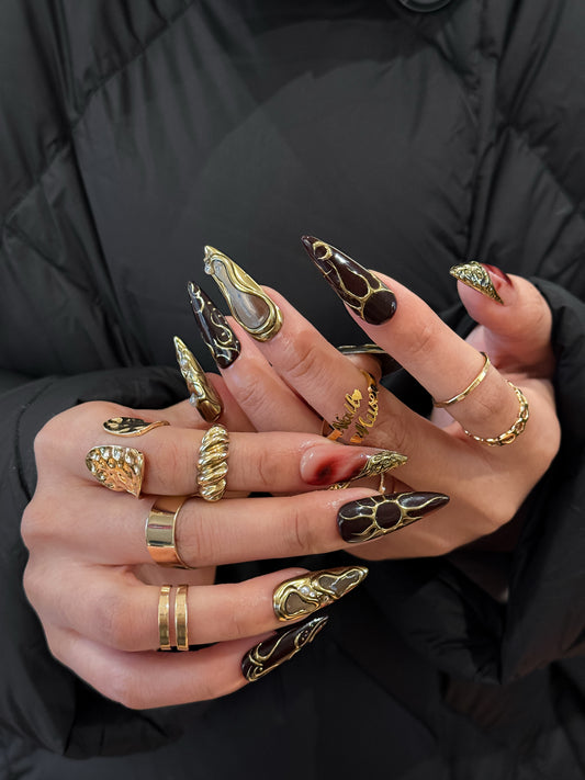 Détail du design Or Obscur avec effet métal liquide doré et bordeaux,ongles press-on fait main