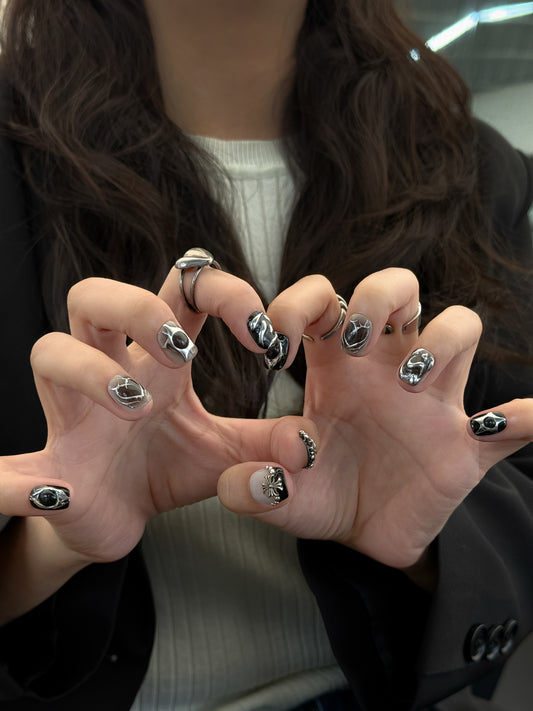 press on nails noirs et argenté avec détails métalliques et croix gothique