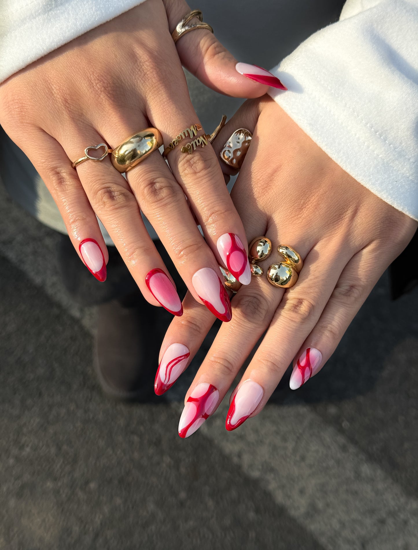 Manucure Ruban de Noël portée, style festif rouge façon ruban cadeau.