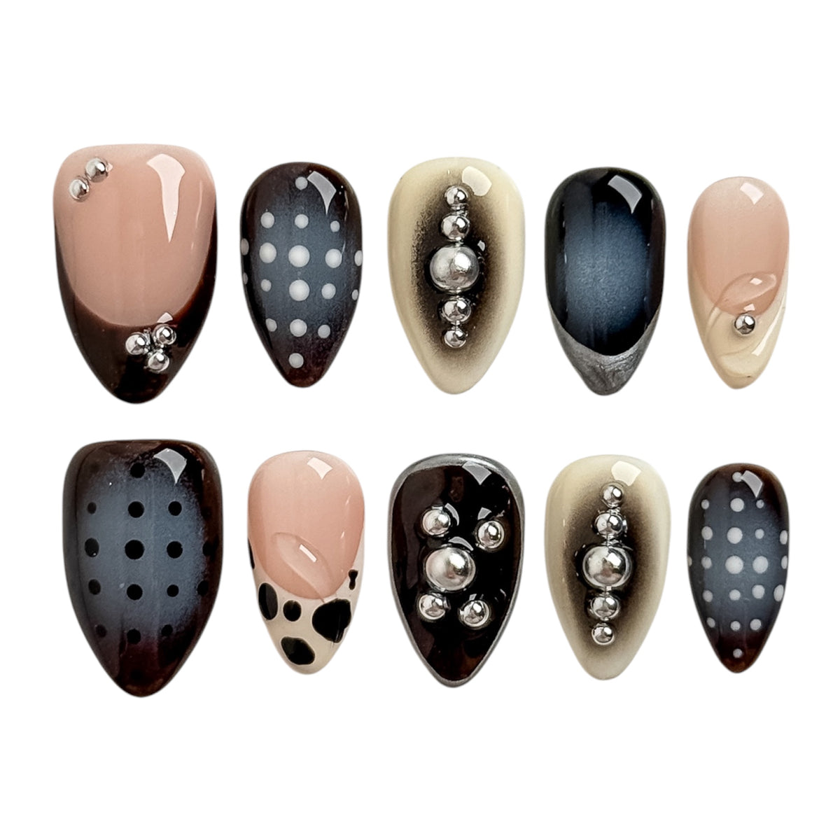 Steel Dot press on nails faits main avec motifs à pois noirs et gris et détails métalliques argentés
