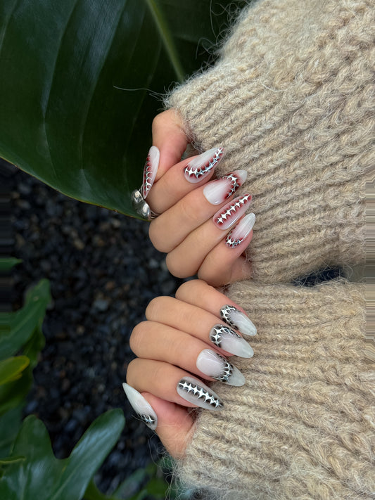 manucure suturé portée-reflet froid et allure contemporaine