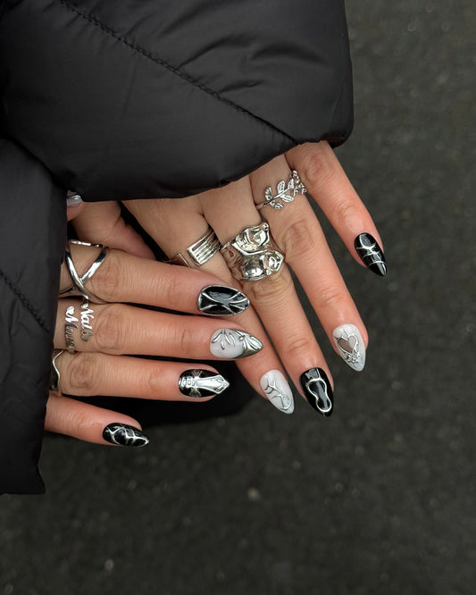 Ongles press-on noir et argent Veines d’Argent par NailMusee