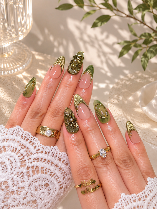Verdélia faux ongles press-on vert olive avec fleurs 3D sculptées, détails dorés et finition brillante