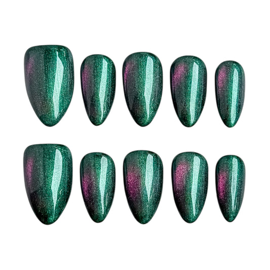 Ongles œil-de-chat bicolores Vert Astral aux reflets verts et rosés