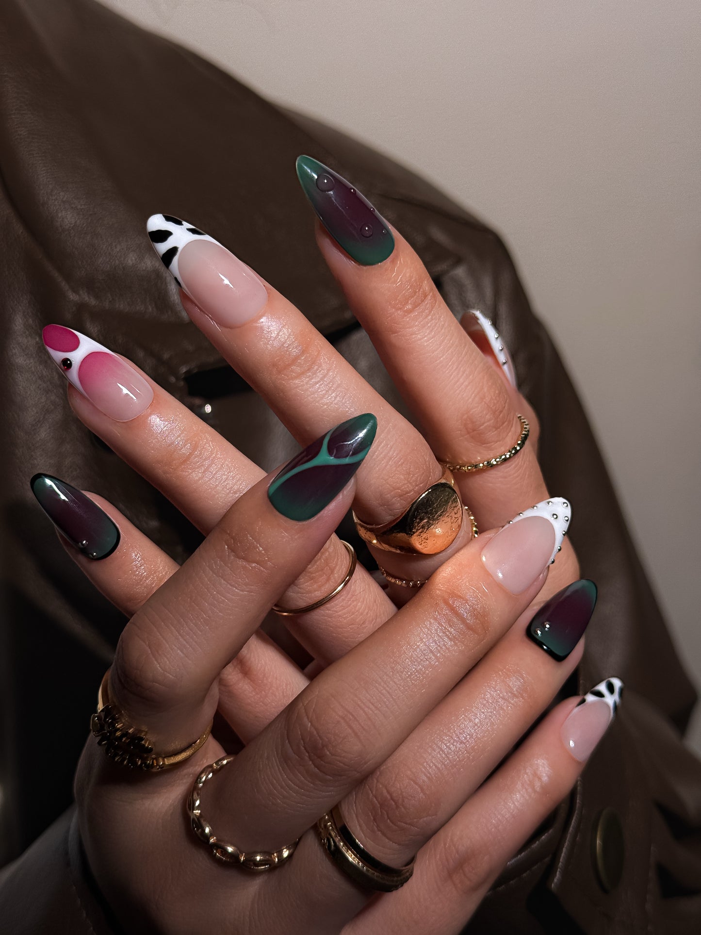 Détails des press-on nails Vert Fumé, design nude et vert fumé, inspiration Y2K