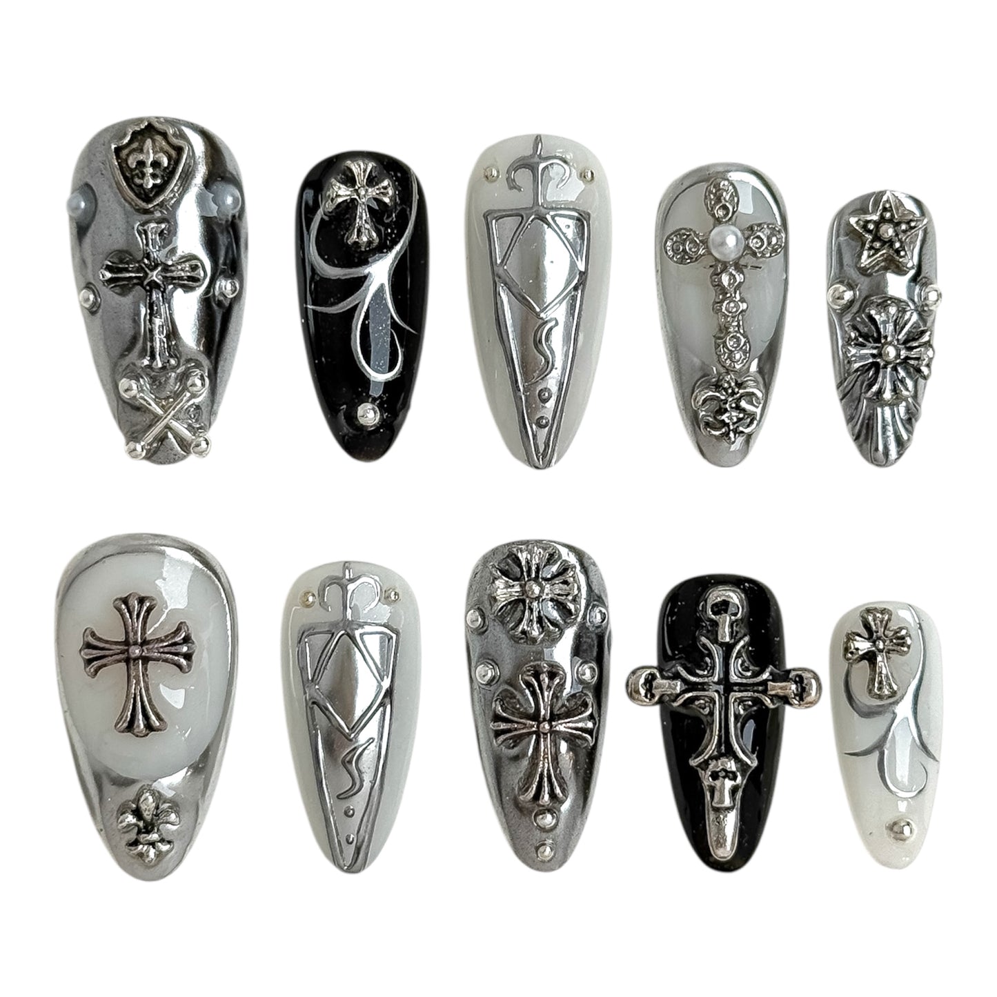 Ongles press-on gothiques en amande longue, effet chrome argenté, avec croix sculptée et finition métallique brillante.