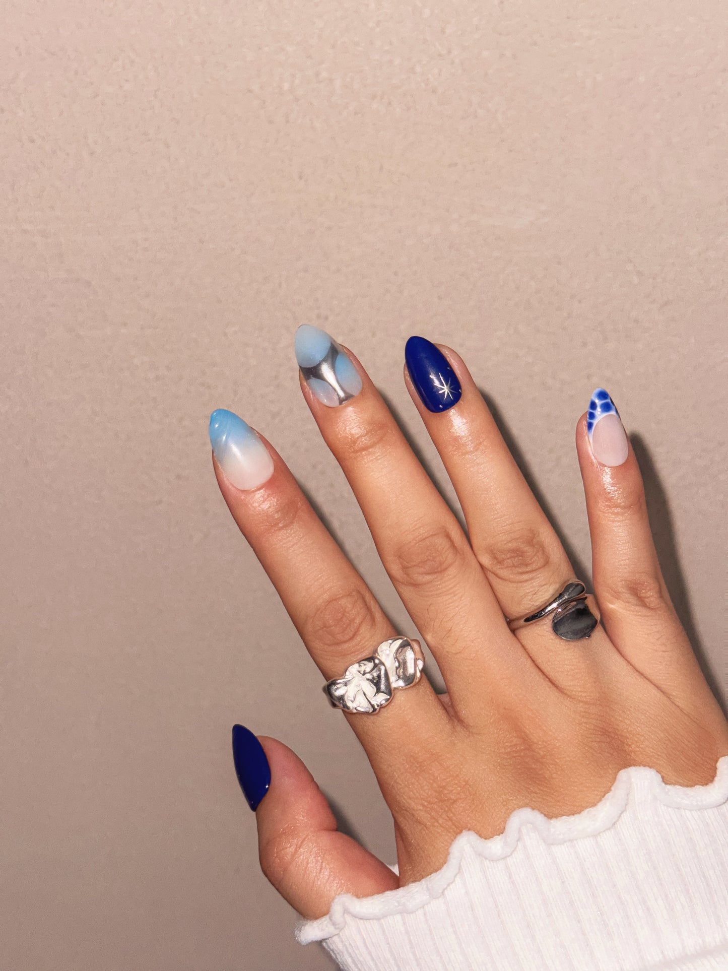 Press-on nails Nailmusee Astra Nova, style cosmique en bleu profond et blanc argenté