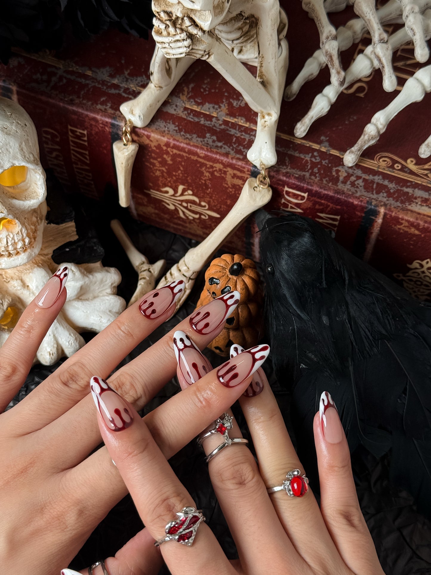 Ongles pressés rouges sang parfaits pour Halloween et soirées gothiques