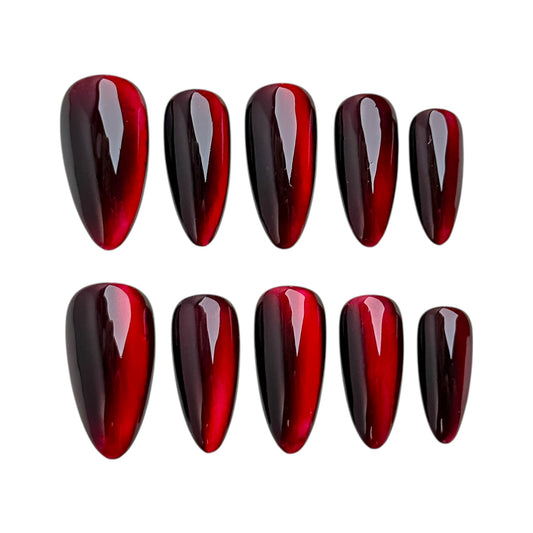 Ongles press-on Rouge de Noël de NailMusee, dégradé rouge et noir brillant, style festif.