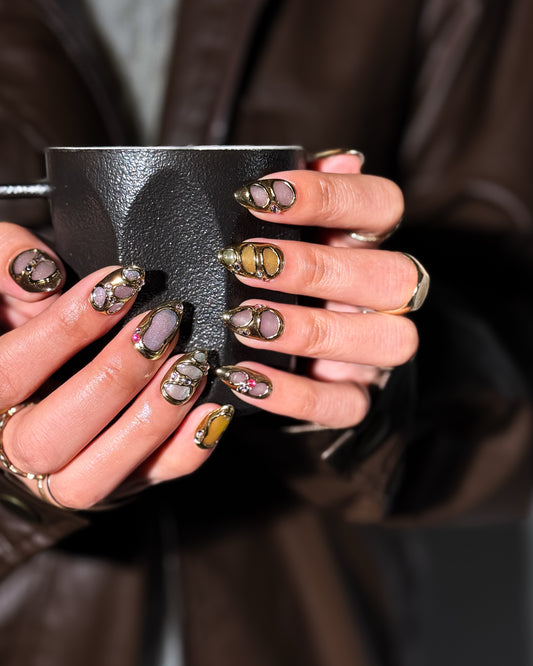 Ongles Shine Like a Diamond portés, design bijou doré signé NailMusee