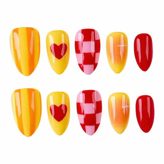 Ongles press-on Spring Berry aux couleurs printanières, fraise, rose et jaune, avec motifs cœurs et damier.