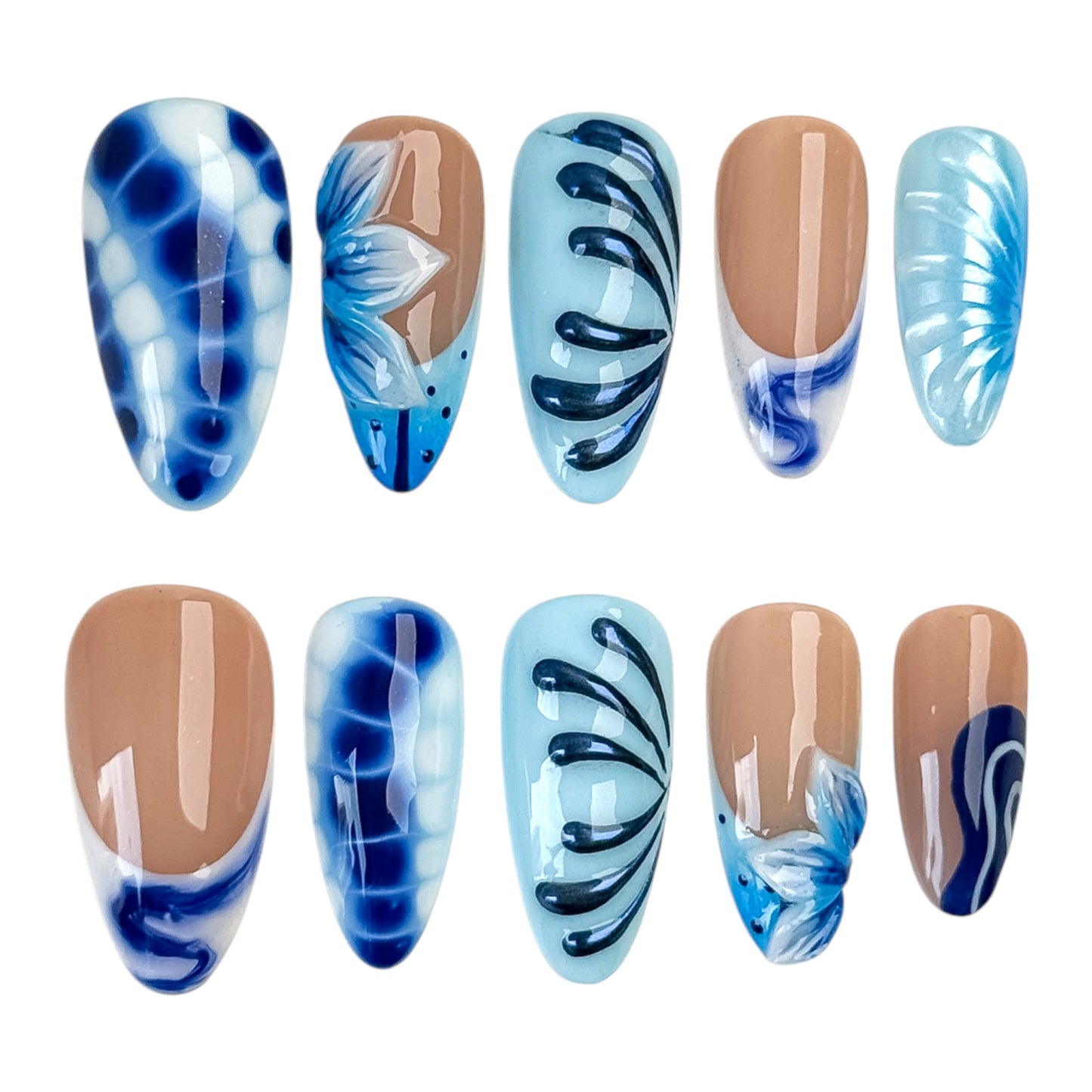 Faux ongles artisanaux bleu lagon avec fleurs peintes à la main et motifs inspirés de la mer.