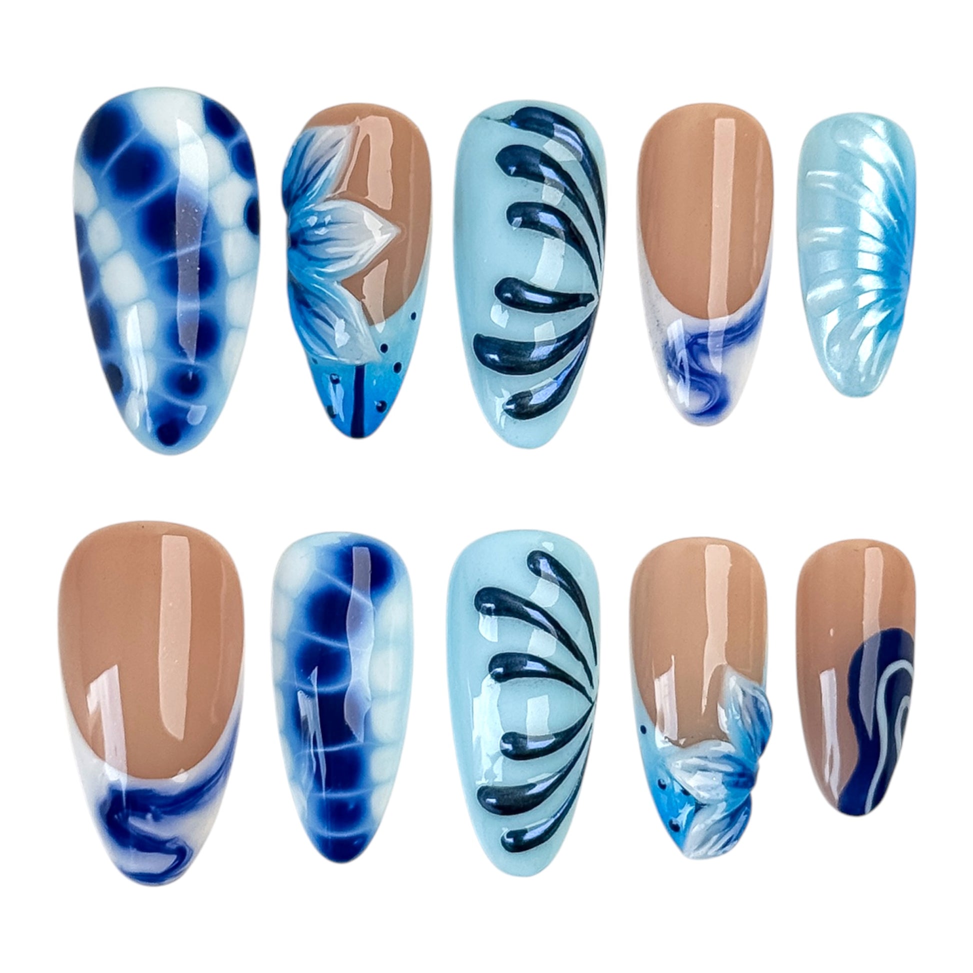 Faux ongles artisanaux bleu lagon avec fleurs peintes à la main et motifs inspirés de la mer.