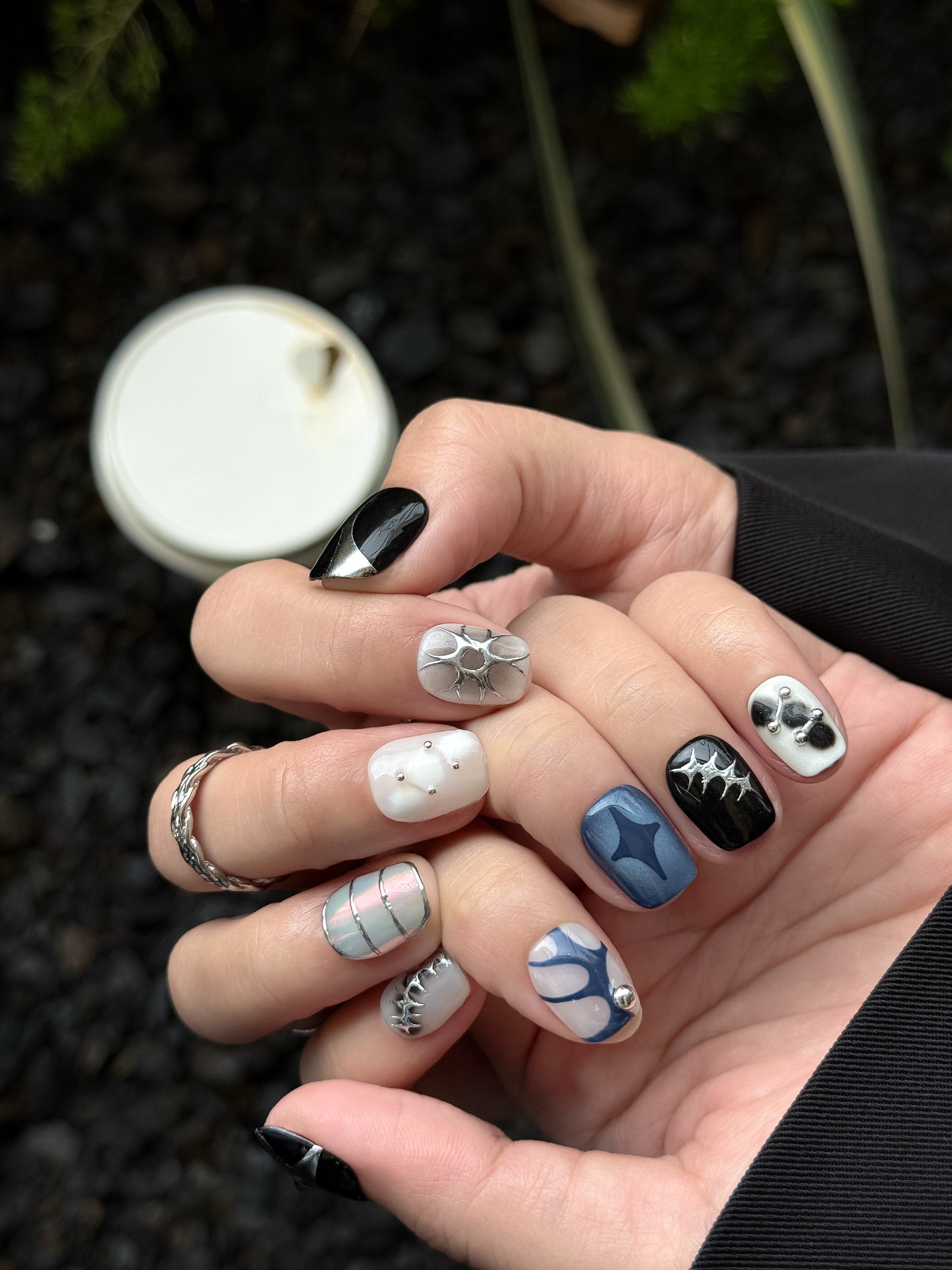 Détail des motifs métalliques noir et argent du modèle Sideral.