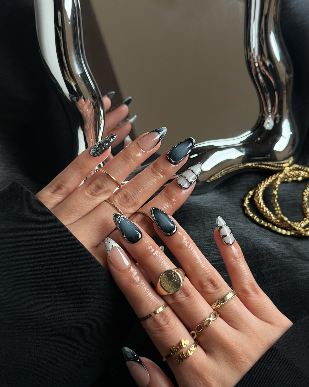 Ongles press-on Y2K argent sombre avec lignes métalliques et clous – NailMusee