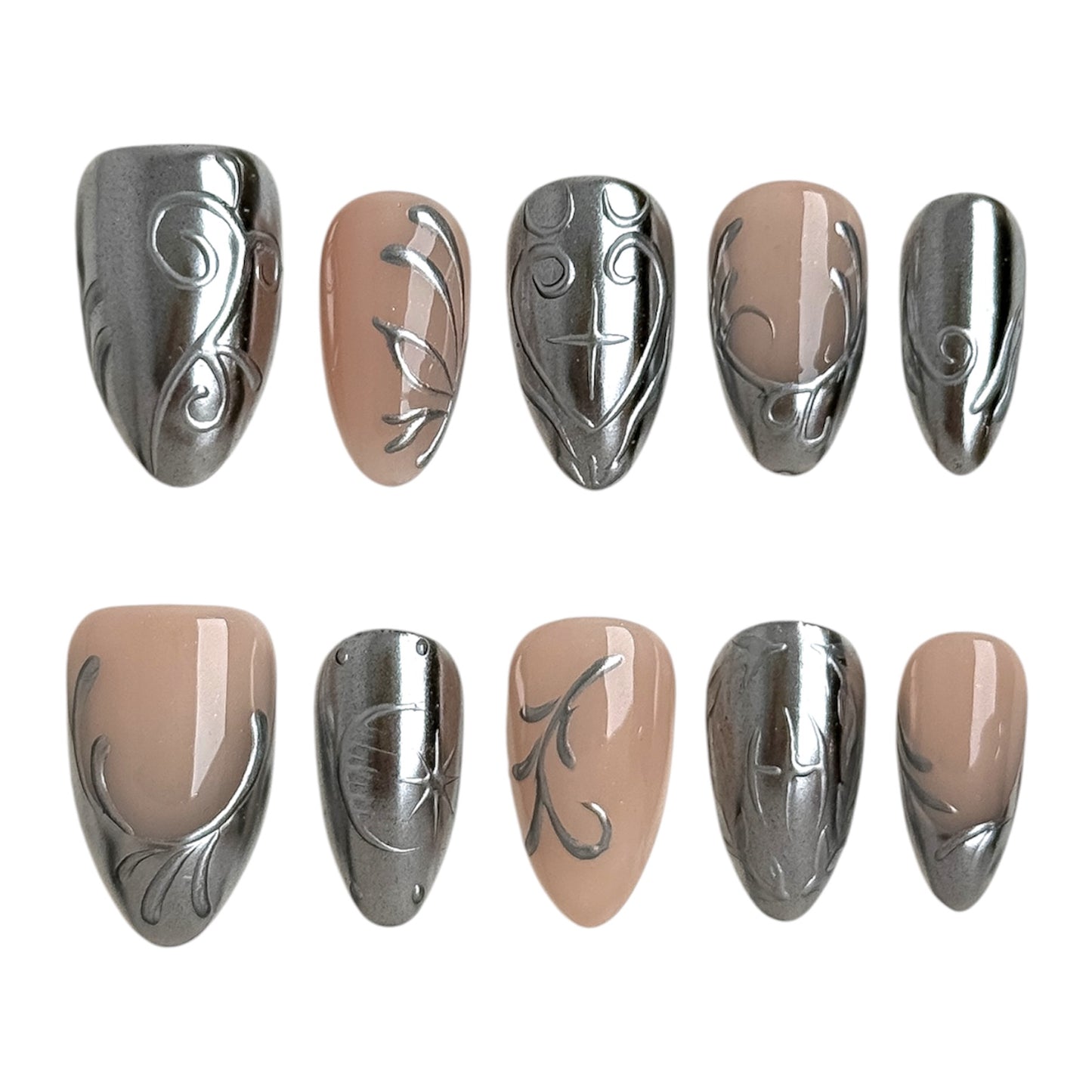 Argent Vigne, ongles press-on faits main en chrome argenté et nude avec détails sculptés et finition miroir.