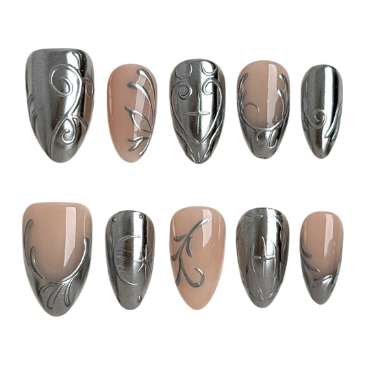 Argent Vigne, ongles press-on faits main en chrome argenté et nude avec détails sculptés et finition miroir.