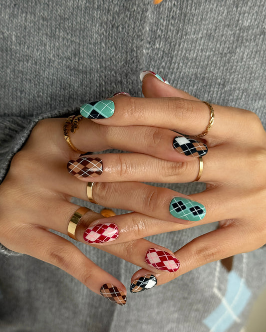 Ongles press on Argyle London Club par NailMusee, design argyle inspiré du style britannique élégant