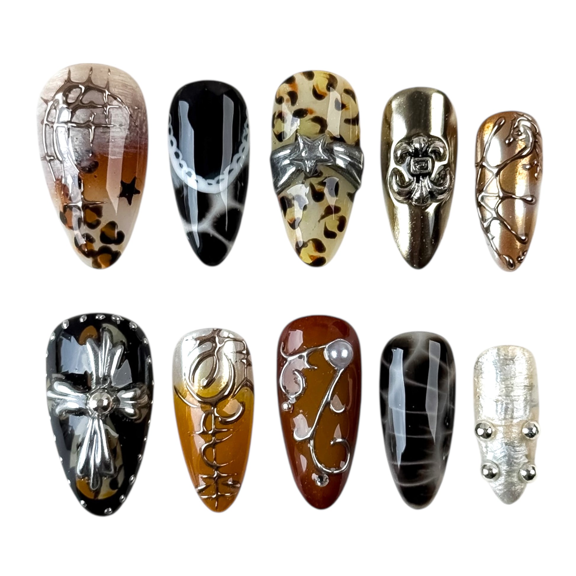 Ongles press-on Chrome Léopard NailMusee motif léopard avec détails argentés effet chrome