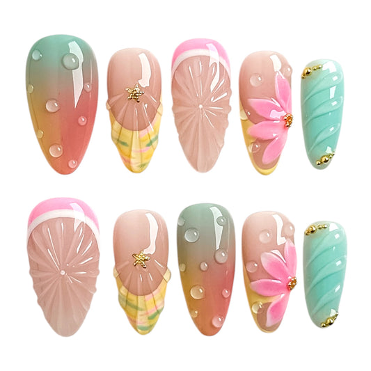 Coquélia, ongles press-on faits main avec coquillages, fleurs en relief et couleurs pastel inspirées de l’été