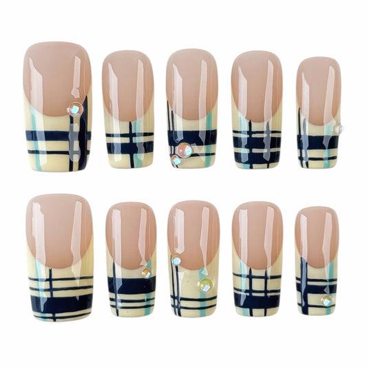 Ongles press-on Crème Tartan NailMusee nude crème motif tartan bleu style vintage américain