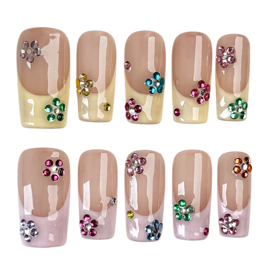 Press-on nails Fleuron avec French élégante et fleurs en strass colorés faites à la main.
