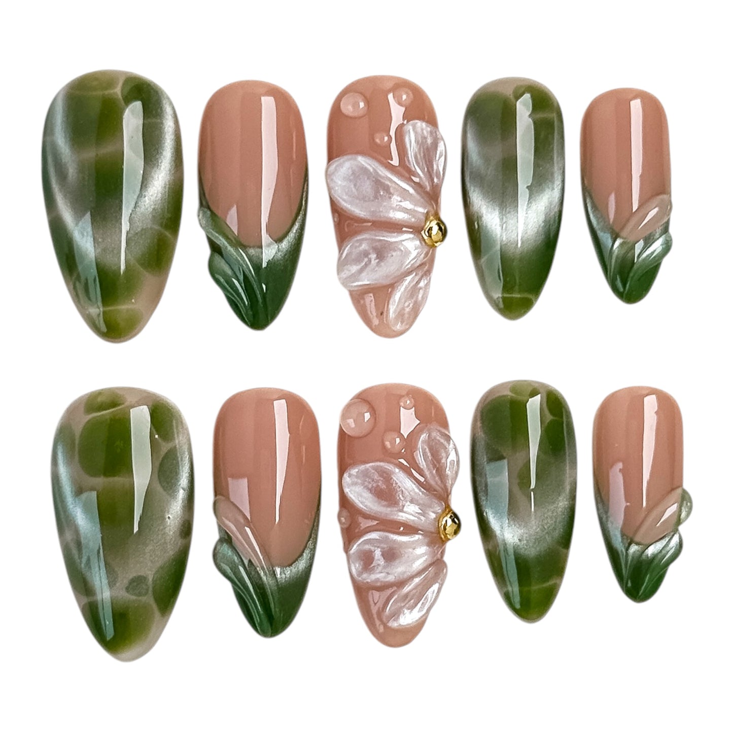 Faux ongles artisanaux Forêt Perlée de NAILMUSEE avec effet cat eye vert, fleur 3D nacrée et détails végétaux.