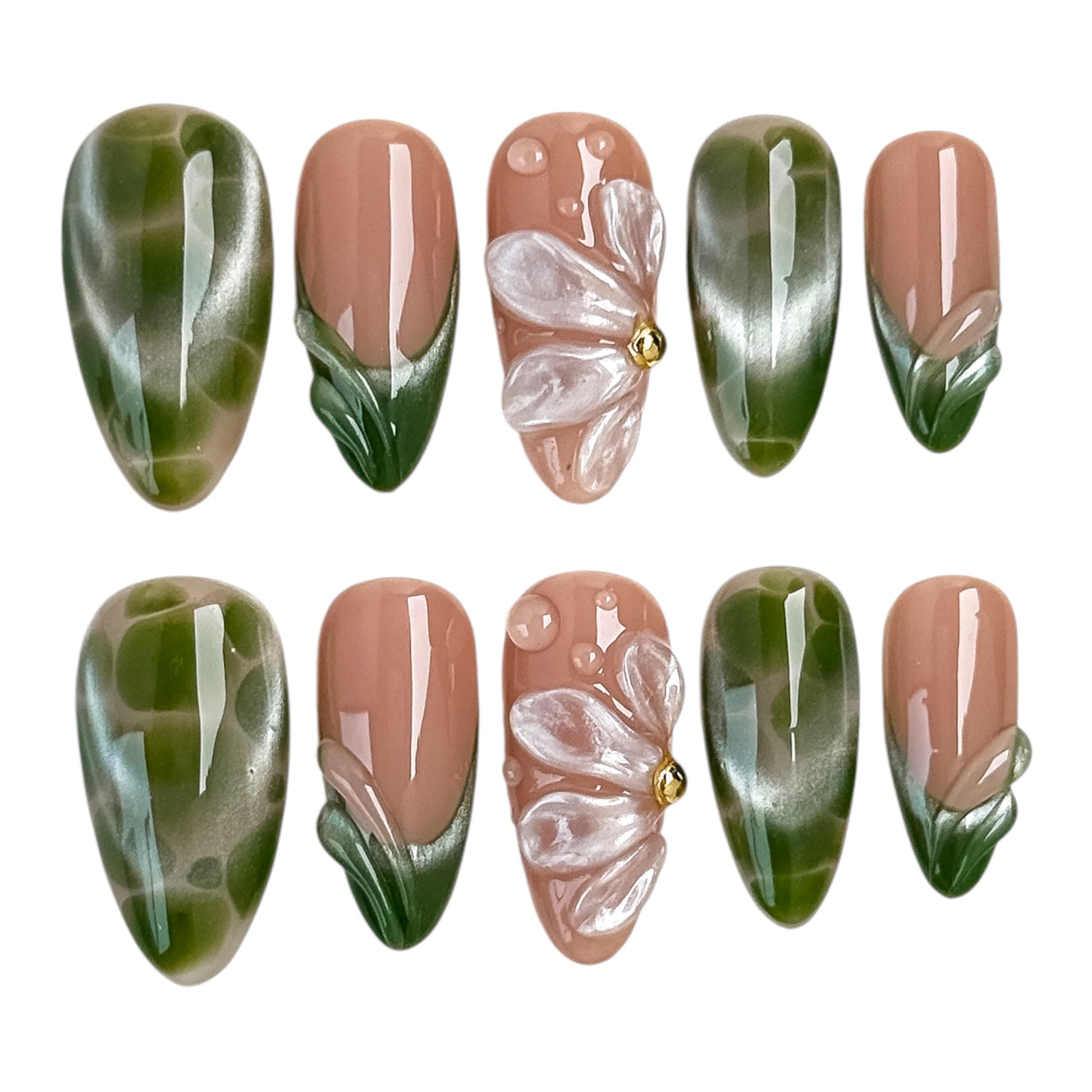 Faux ongles artisanaux Forêt Perlée de NAILMUSEE avec effet cat eye vert, fleur 3D nacrée et détails végétaux.
