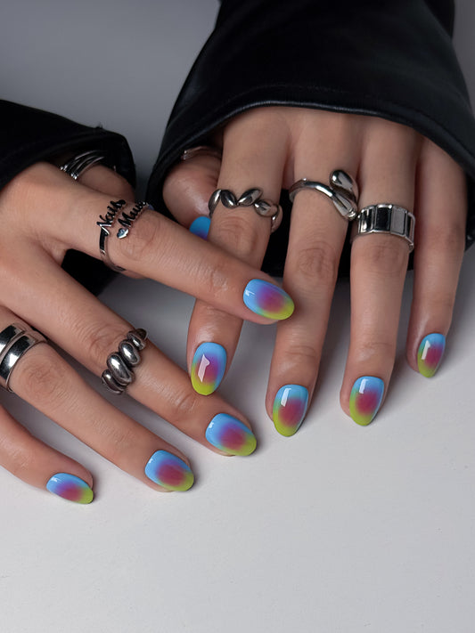 Faux ongles Halo Pop en forme ovale extra courte avec dégradé bleu, rose et vert citron, parfaits pour l’été et le quotidien.