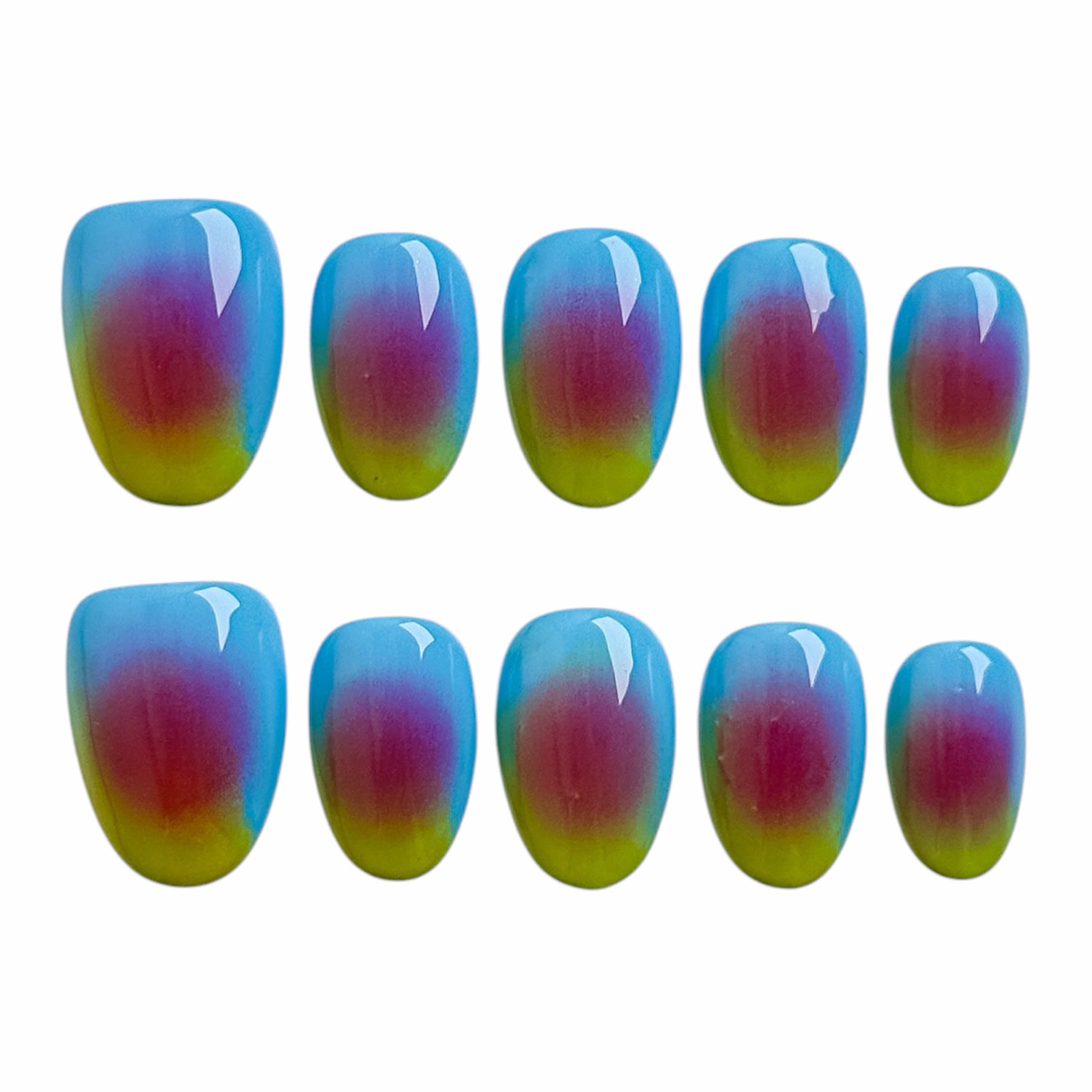 Press-on nails Halo Pop avec dégradé coloré bleu, rose et vert citron sur forme ovale extra courte, style frais et estival. 