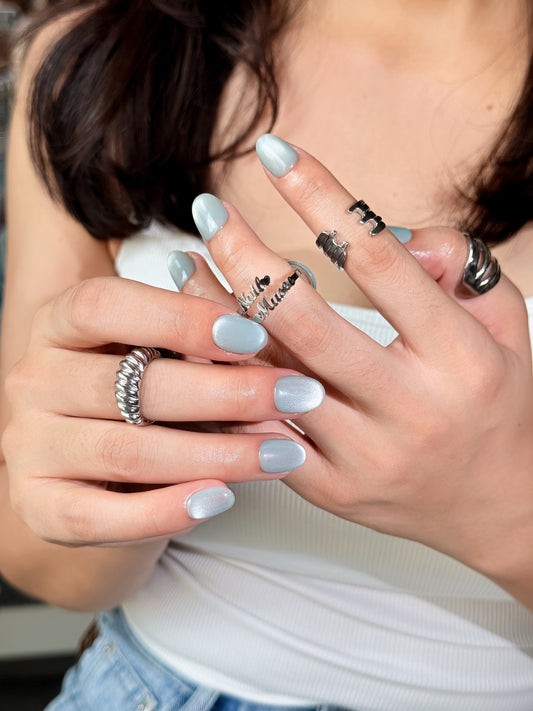 Press on nails Ice Blue bleu clair avec effet cat eye lumineux – NailMusee