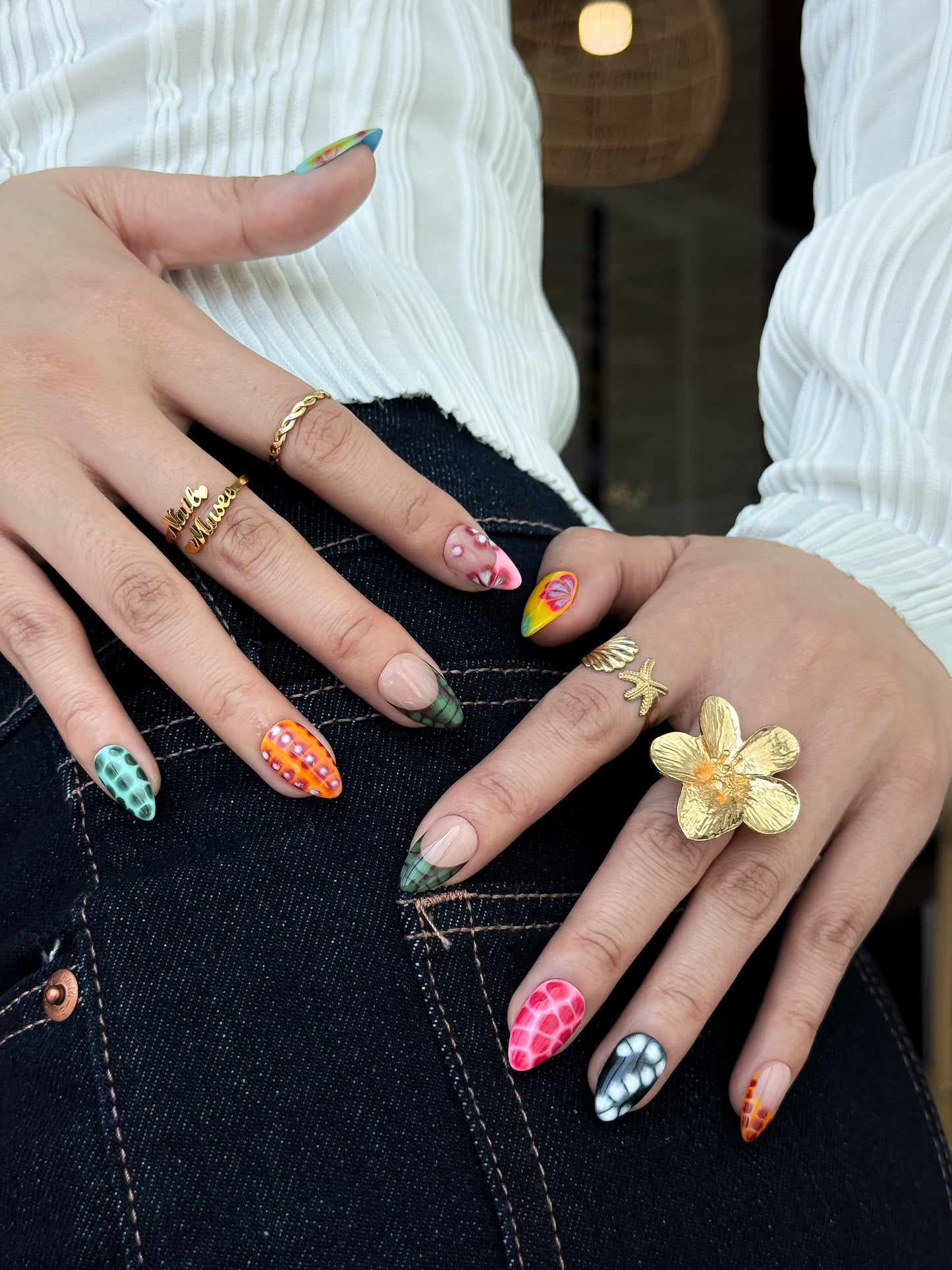 faux ongles Jelly Reef NailMusee sur main, design coloré effet jelly et motifs corail