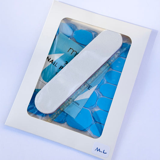 Kit de pose pour faux ongles avec gel pads bleus taille M/L, lime à ongles, bâtonnet de manucure et lingette préparatrice.