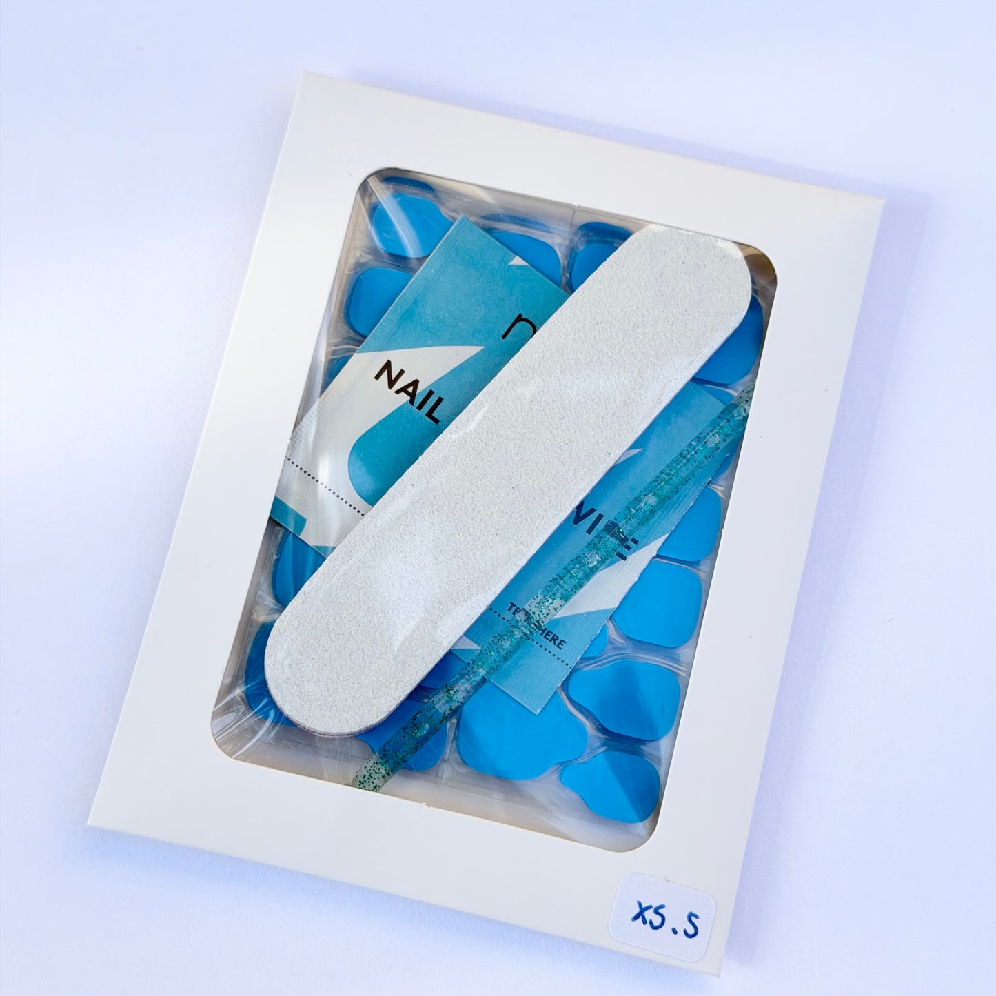 Kit de pose pour faux ongles avec gel pads bleus taille XS/S, lime à ongles, bâtonnet de manucure et lingette préparatrice.