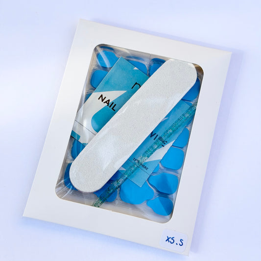 Kit de pose pour faux ongles avec gel pads bleus taille XS/S, lime à ongles, bâtonnet de manucure et lingette préparatrice.