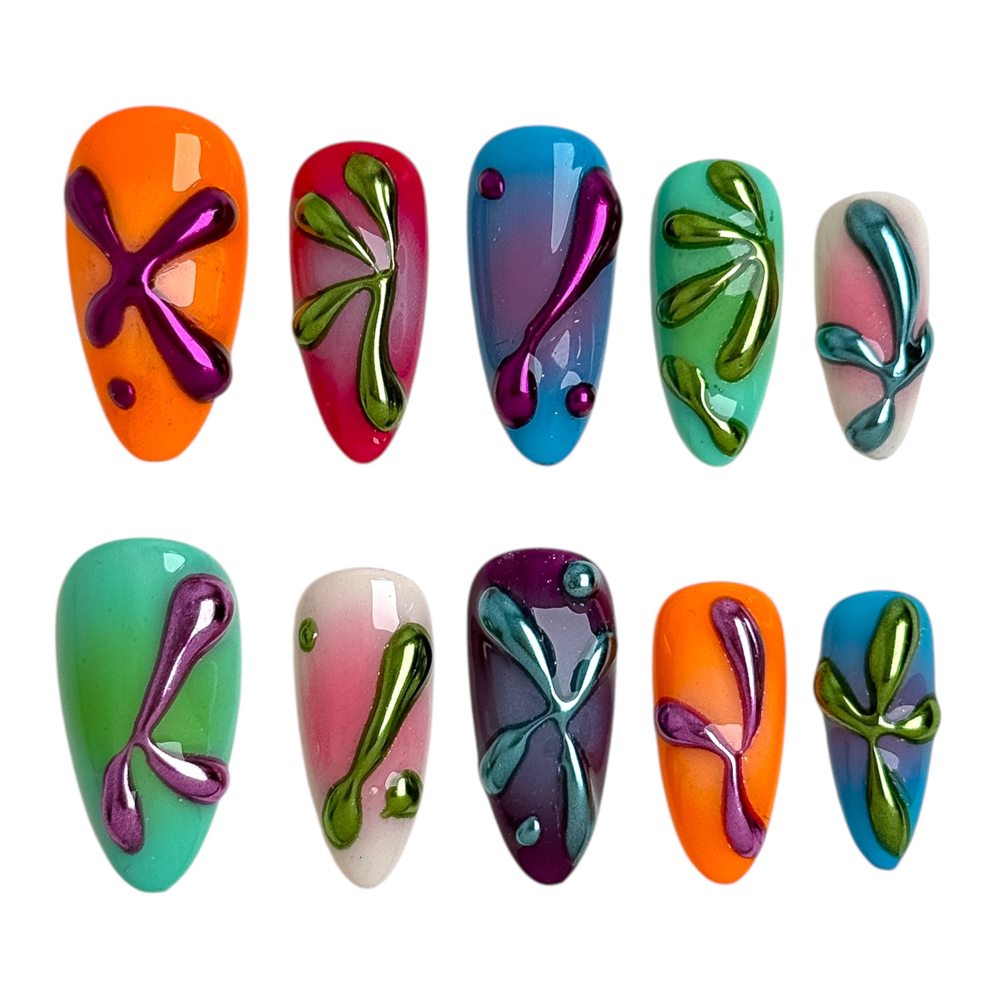 Ongles press-on Liquide Pop par NaiMusee, design coloré et lignes chromées